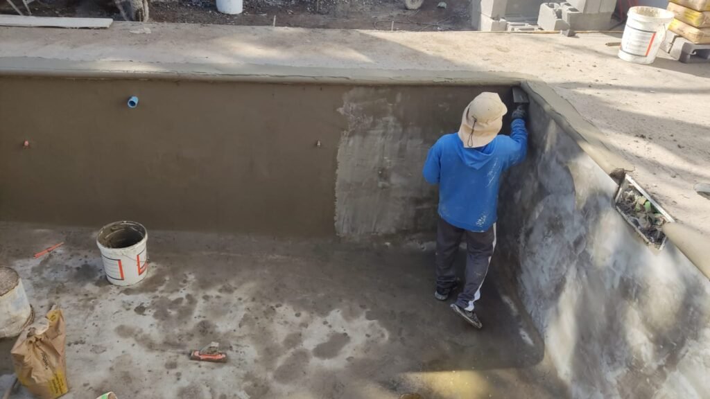 Construcción robusta y duradera para piscinas en concreto. Ideal para proyectos residenciales y comerciales.